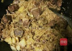 北方的猪排烩酸菜贴饼饼的做法图解3
