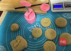广式蛋黄豆沙月饼的做法图解7
