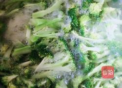 西兰花炒番茄的做法图解3