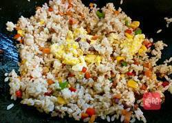 五彩火腿炒饭的做法图解7
