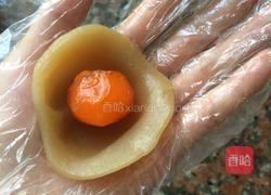 莲蓉蛋黄月饼的做法图解2