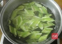 凉拌洋葱莴笋的做法图解2