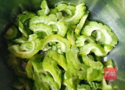 苦瓜煎蛋的做法图解2