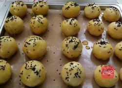 酥皮蛋黄月饼的做法图解7