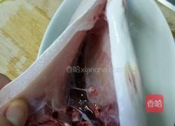 蒜蓉豆豉蒸黃臘鯧的做法图解1
