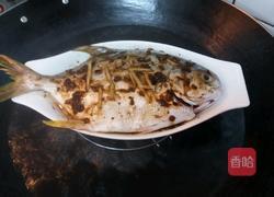 蒜蓉豆豉蒸黃臘鯧的做法图解3