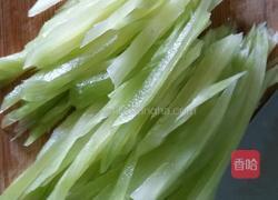 凉拌莴笋丝儿的做法图解1