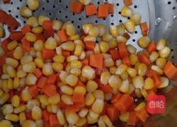 鸡肉胡萝卜玉米青瓜肉丁的做法图解2