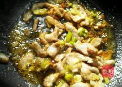 绿豆芽炒韭菜的做法图解3