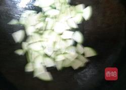 西葫芦面条汤的做法图解2