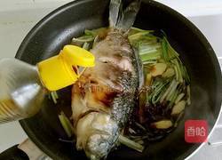 葱烧鲫鱼的做法图解12