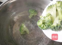 培根鸡蛋杯西兰花的做法图解1