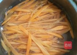 瘦肉蔓莓干炒胡萝卜的做法图解2