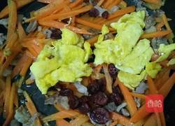瘦肉蔓莓干炒胡萝卜的做法图解5