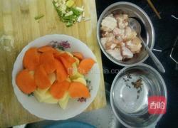 鸡腿炖土豆红萝卜的做法图解1