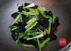 芹菜黑木耳炒帆立貝的做法图解2