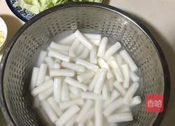 豆瓣酱炒年糕的做法图解2