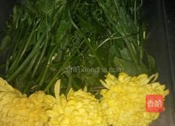 丝瓜藤炝菊花的做法图解1