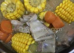 胡萝卜玉米排骨汤
