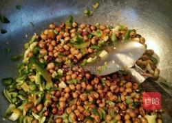 青椒炒干黄豆的做法图解5