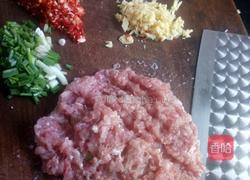 泡菜炒肉末(也叫冲菜的做法图解2
