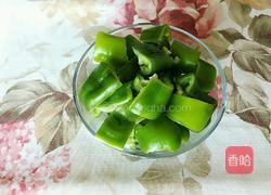腊肉火腿炒菜椒的做法图解2