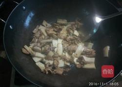 杏鲍菇炒肉片的做法图解3