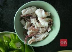 青椒炒鱿鱼的做法图解3