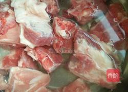 排骨炖土豆的做法图解1