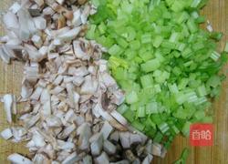 西芹口蘑炒米饭的做法图解2