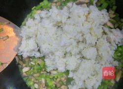 西芹口蘑炒米饭的做法图解7