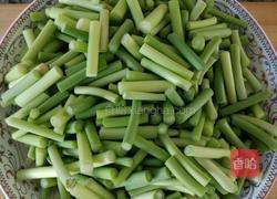 蒜苔炒肉丝的做法图解1