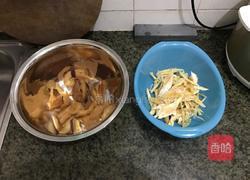 响螺肉沙鱼肾煲老鸡汤的做法图解1