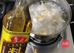 响螺肉沙鱼肾煲老鸡汤的做法图解3