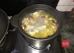 响螺肉沙鱼肾煲老鸡汤的做法图解12