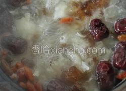 枸杞桃胶银耳羹
