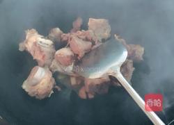枸杞排骨炖海带结的做法图解2