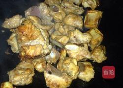 土豆焖排骨的做法图解1