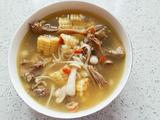 玉米鲜菇乳鸽汤