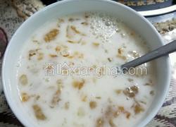 桃胶雪莲子牛奶羹
