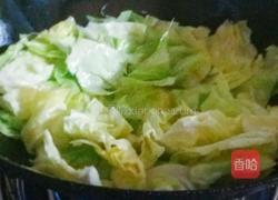家常酱香包菜的做法图解2