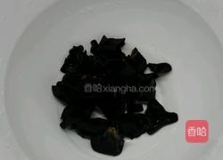 木耳鸡蛋炒培根的做法图解1