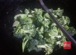 西兰花炒鱼片的做法图解3