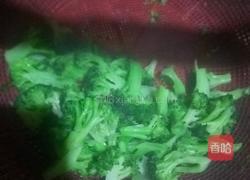 西兰花炒鱼片的做法图解4