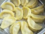 薄皮玉米面酸菜油梭子馅蒸饺的做法[图]