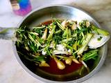 煎鲫鱼（加酱油葱）的做法[图]