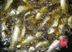 麻辣烤肉味小鱼的做法图解2