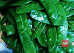 荷兰豆圣女果炒肉的做法图解2