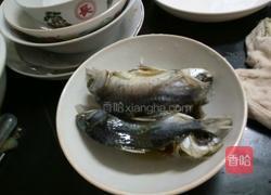 米饭蒸盐腌小鲫鱼的做法图解1