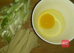 炒鸡蛋豆皮的做法图解1